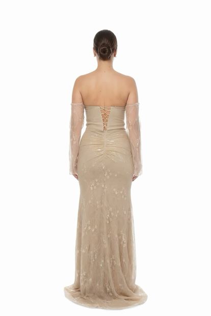 فستان سهرة بمقاسات كبيرة مزين بالدانتيل والخرز المنك